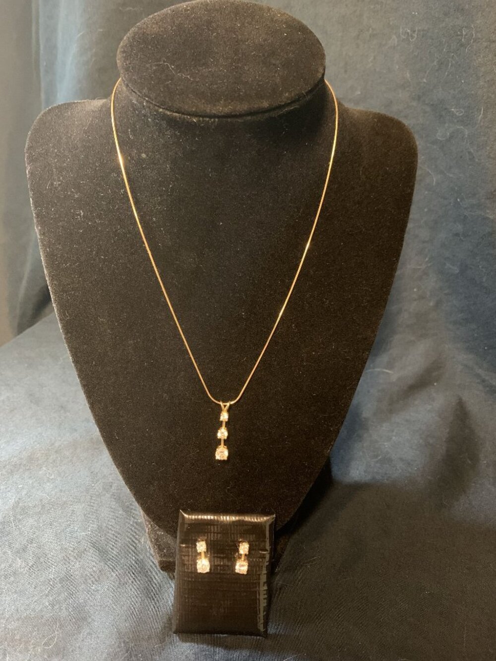 Italy 750 Gold Diamond Pendant Chain  9” with Matching Earrings 5g
